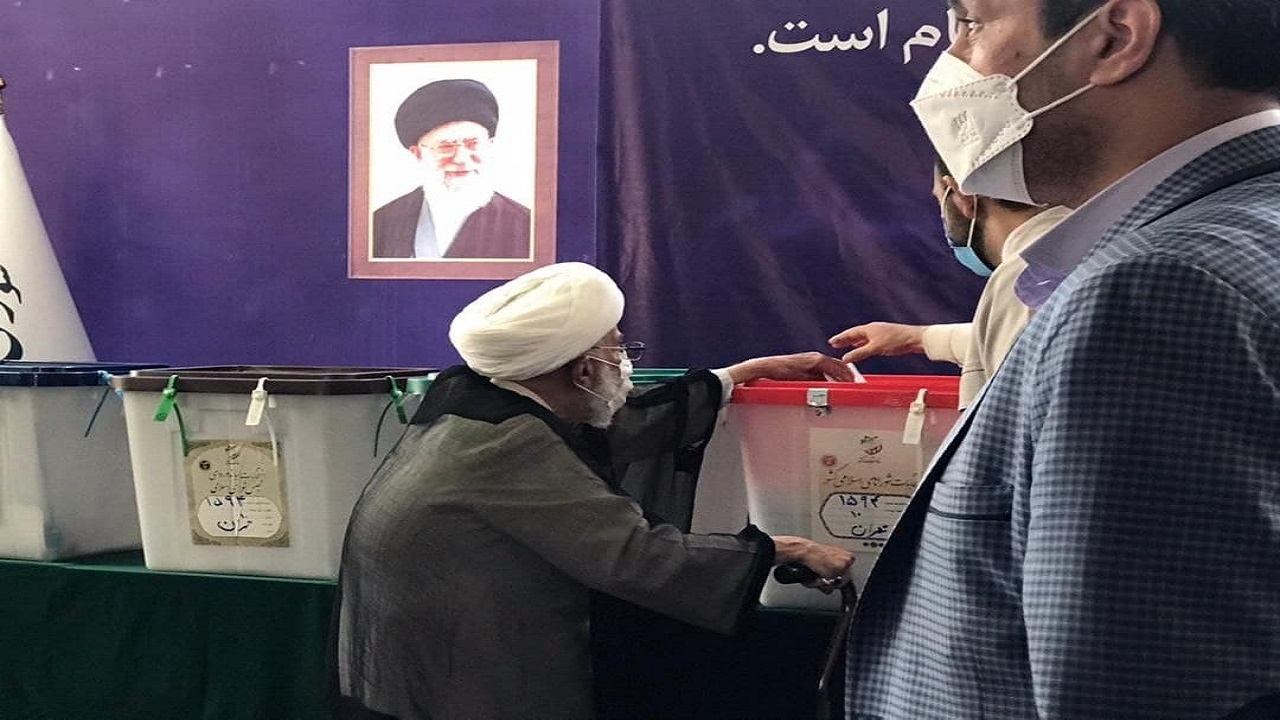 آیت الله جنتی رأی خود را به صندوق انداخت