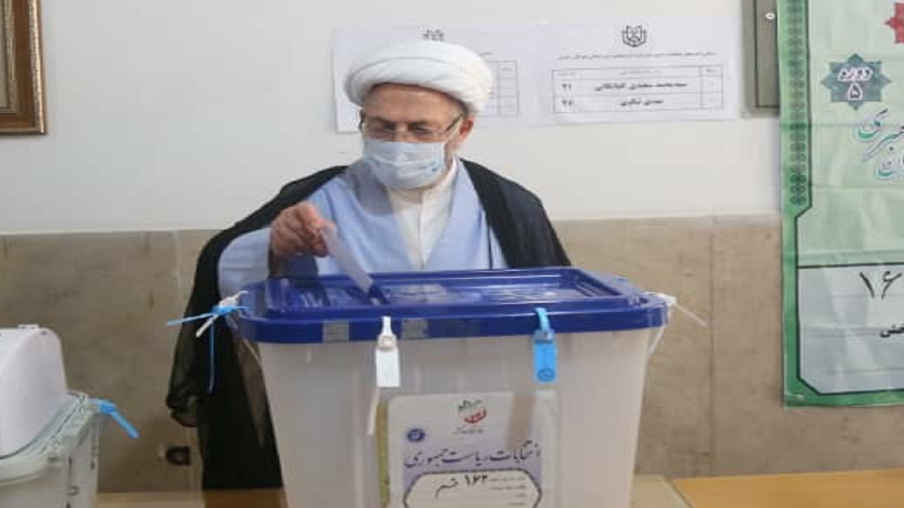 آیت الله سبحانی رای خود را به صندوق انداخت