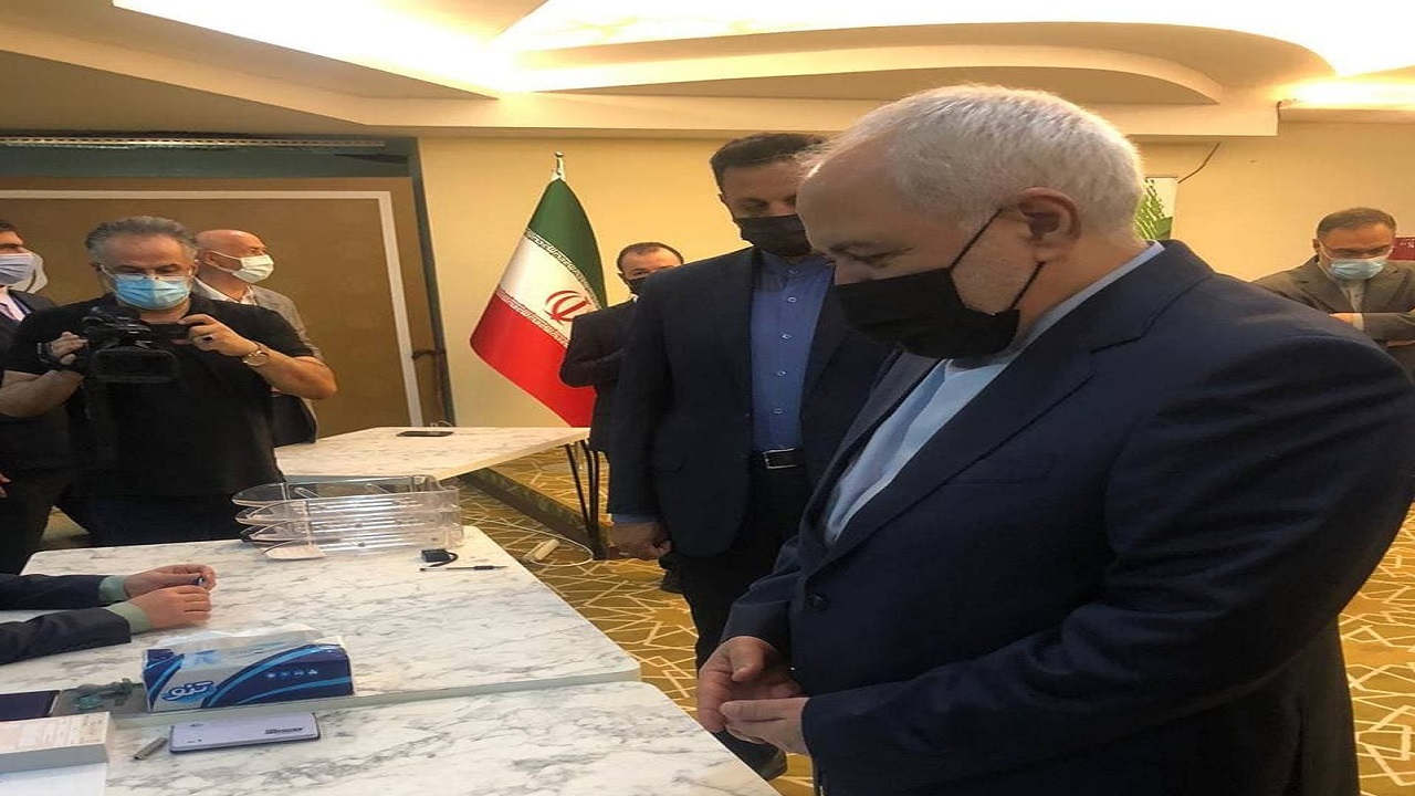 ظریف رای خود را در صندوق انداخت