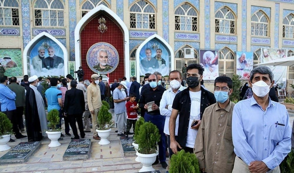 حضور پرشور رای دهندگان دیار کریمان در جوار مزار شهید حاج قاسم سلیمانی + عکس