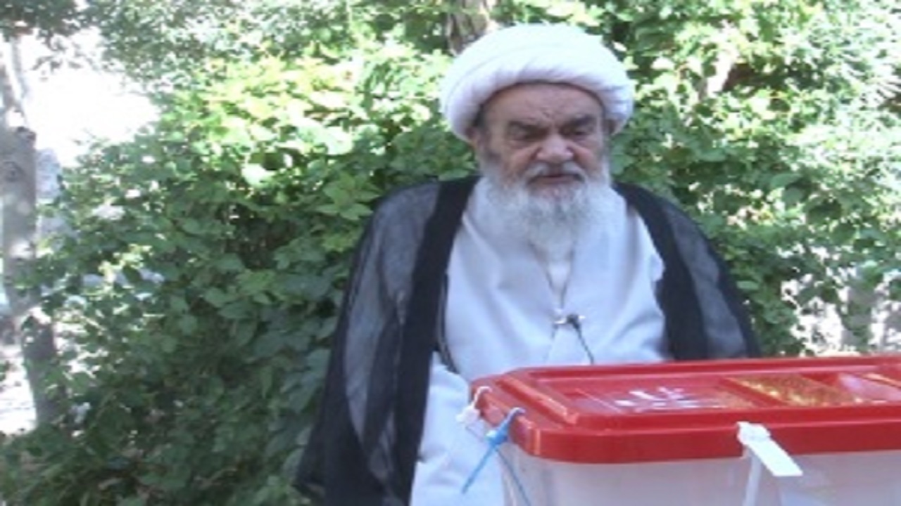 رییس حوزه علمیه اصفهان رای خود را به صندوقِ انتخابات انداخت