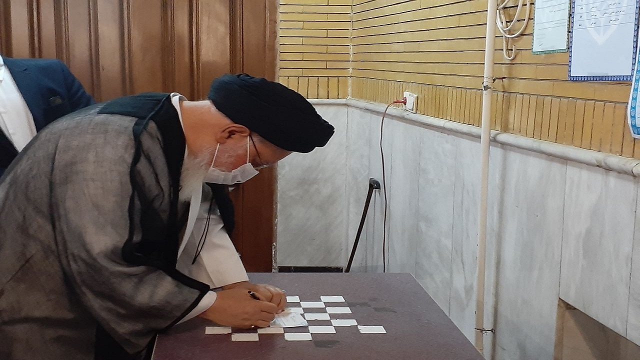 آیت الله علم الهدی برای شرکت در انتخابات به مسجد بناها رفت