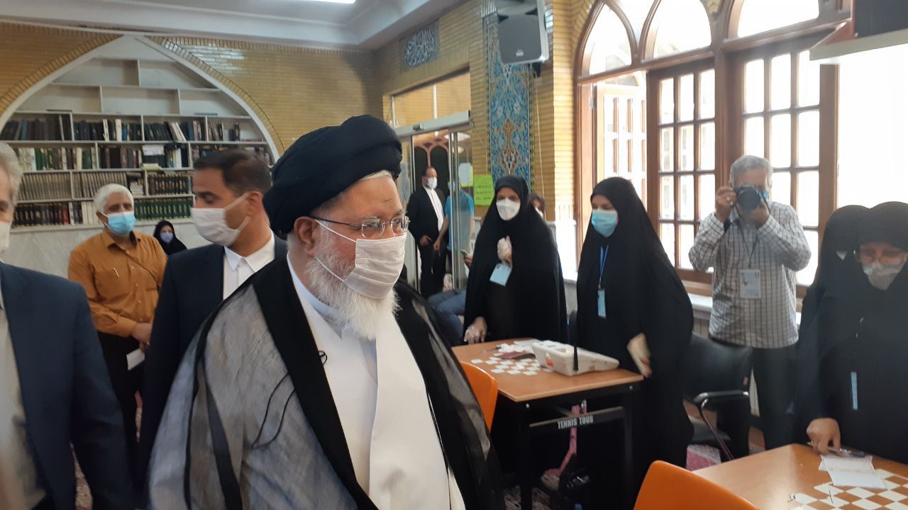 آیت الله علم الهدی برای شرکت در انتخابات به مسجد بناها رفت