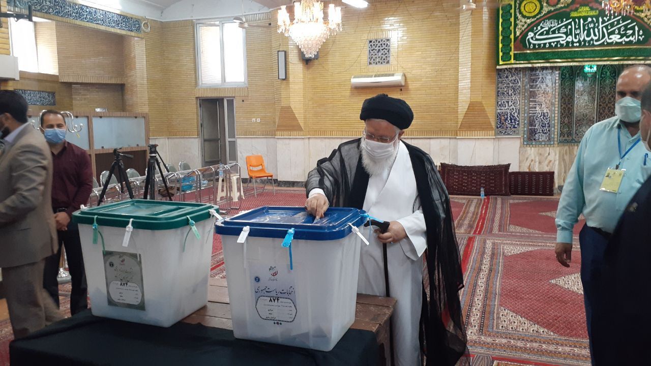 آیت الله علم الهدی برای شرکت در انتخابات به مسجد بناها رفت