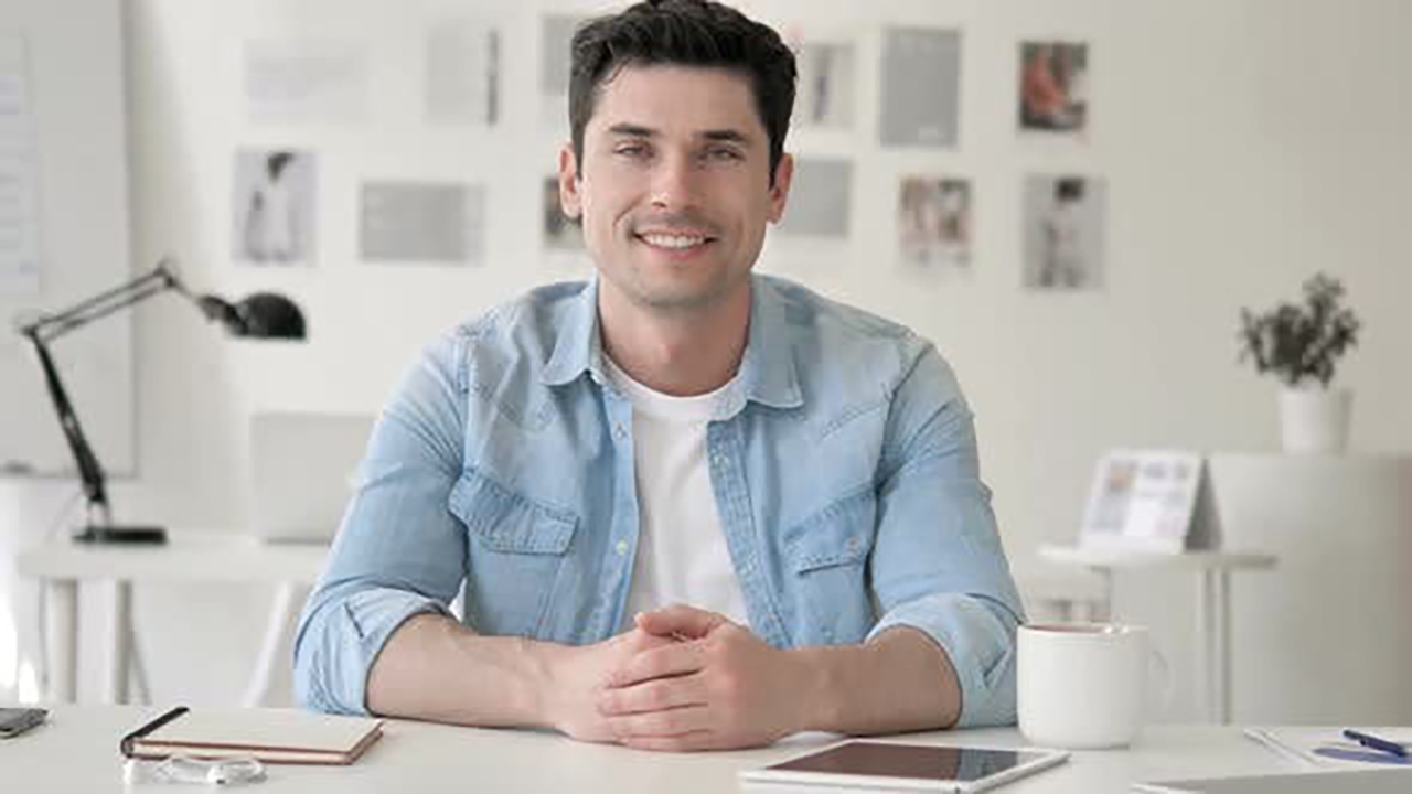 یک لبخند چگونه می‌تواند روی عزت نفس تأثیر بگذارد؟