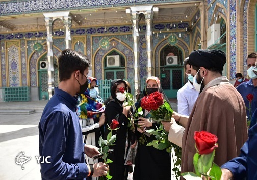 تصاویر حضور مردم خوزستان در انتخابات/اهدای گل لاله به رای دهندگان در بهبهان