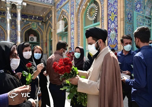 تصاویر حضور مردم خوزستان در انتخابات/اهدای گل لاله به رای دهندگان در بهبهان