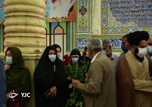 اهدای گل لاله به رای دهندگان در بهبهان