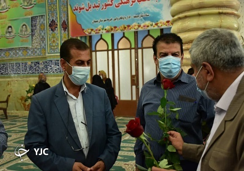 تصاویر حضور مردم خوزستان در انتخابات/اهدای گل لاله به رای دهندگان در بهبهان
