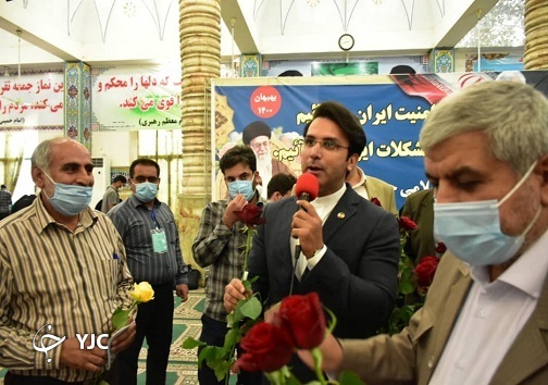 تصاویر حضور مردم خوزستان در انتخابات/اهدای گل لاله به رای دهندگان در بهبهان