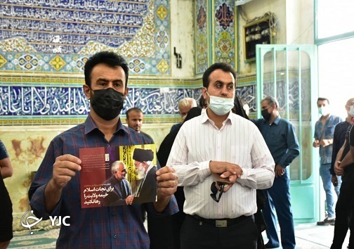 تصاویر حضور مردم خوزستان در انتخابات/اهدای گل لاله به رای دهندگان در بهبهان