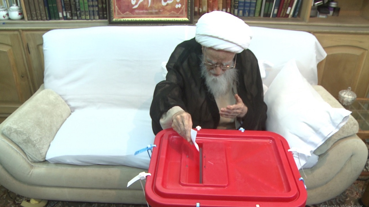 حضور آیت‌الله صافی گلپایگانی در پای صندوق رای