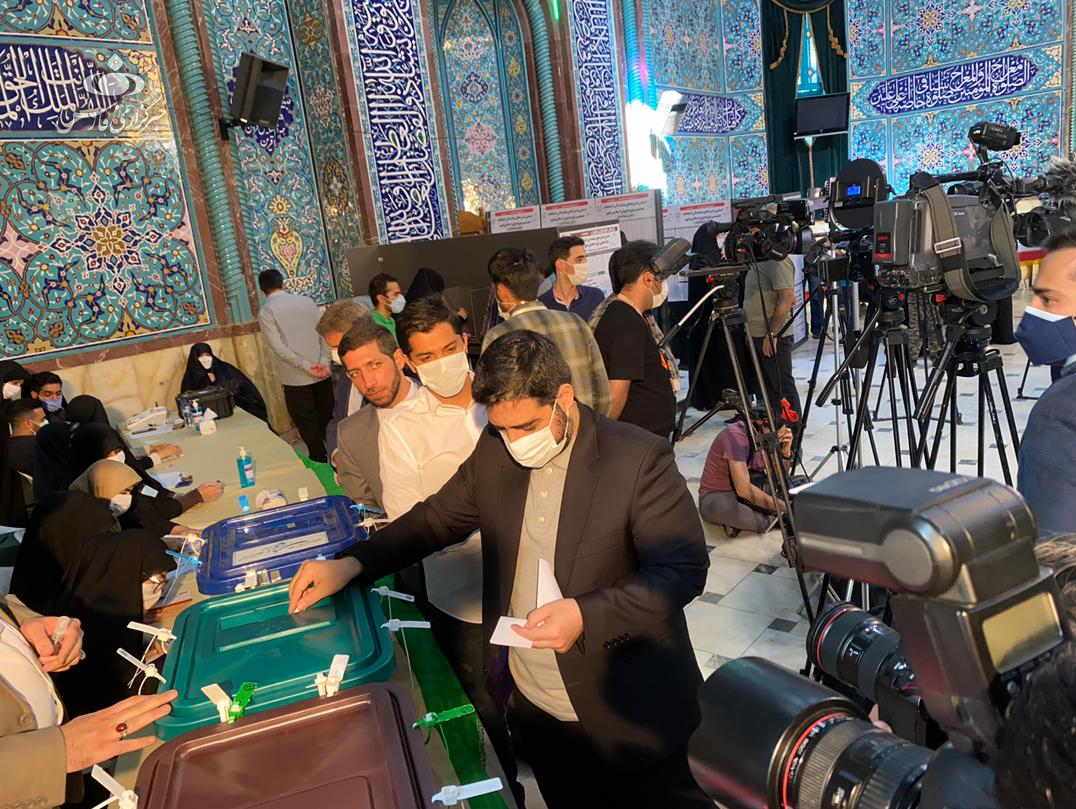 مداحان و سخنرانان رأی خود را به صندوق انداختند+ تصاویر