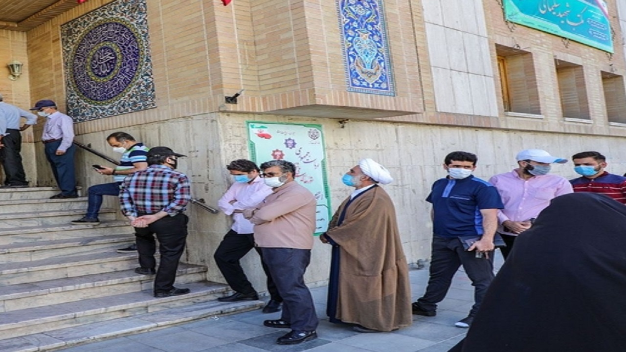 رعایت شیوه‌نامه‌های بهداشتی در صفوف شعب اخذ رأی مشهد