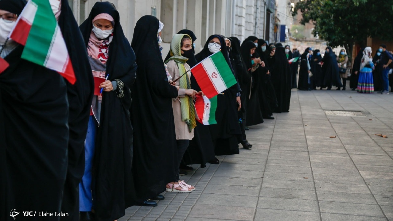 میدان را خالی نمی‌کنیم تا به دست نامردان نیفتد