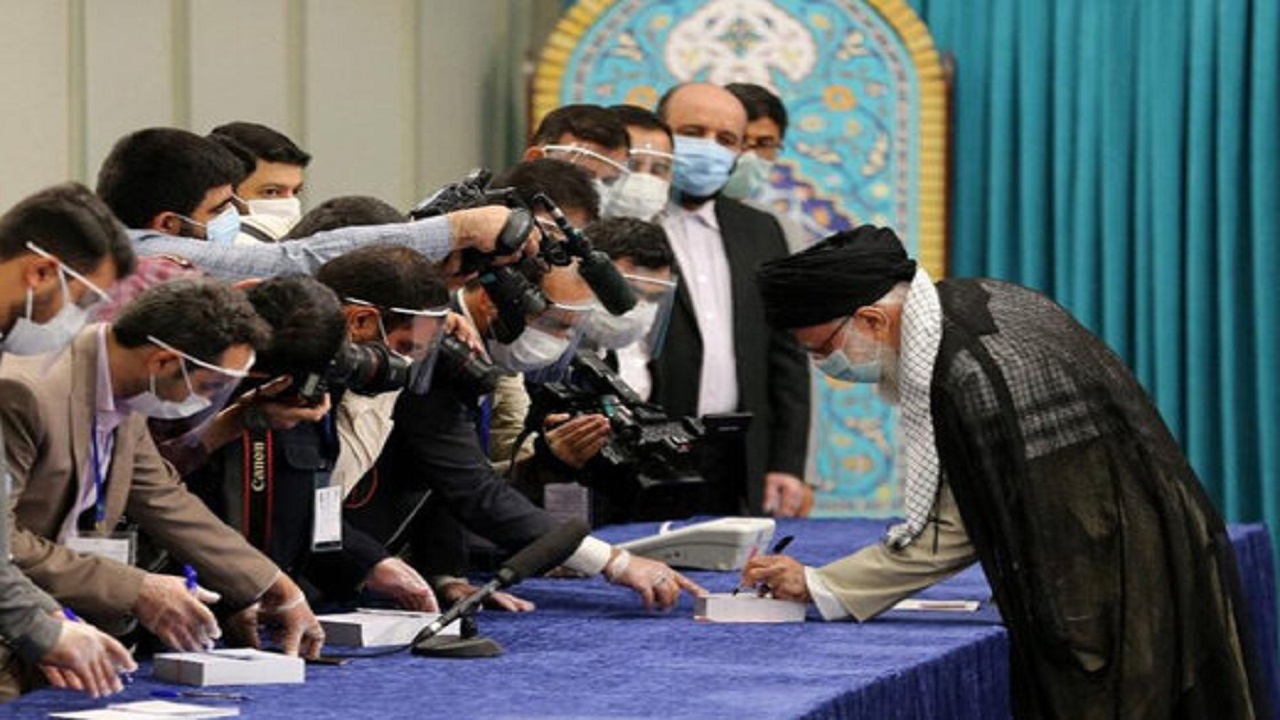 مسیر صندوق سیار شماره ۱۱۰ پس از اخذ رای رهبر انقلاب به کجا ختم شد؟ + فیلم