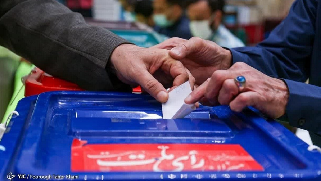 ادای احترام  ناظر صندوق رای به جانباز نابینا