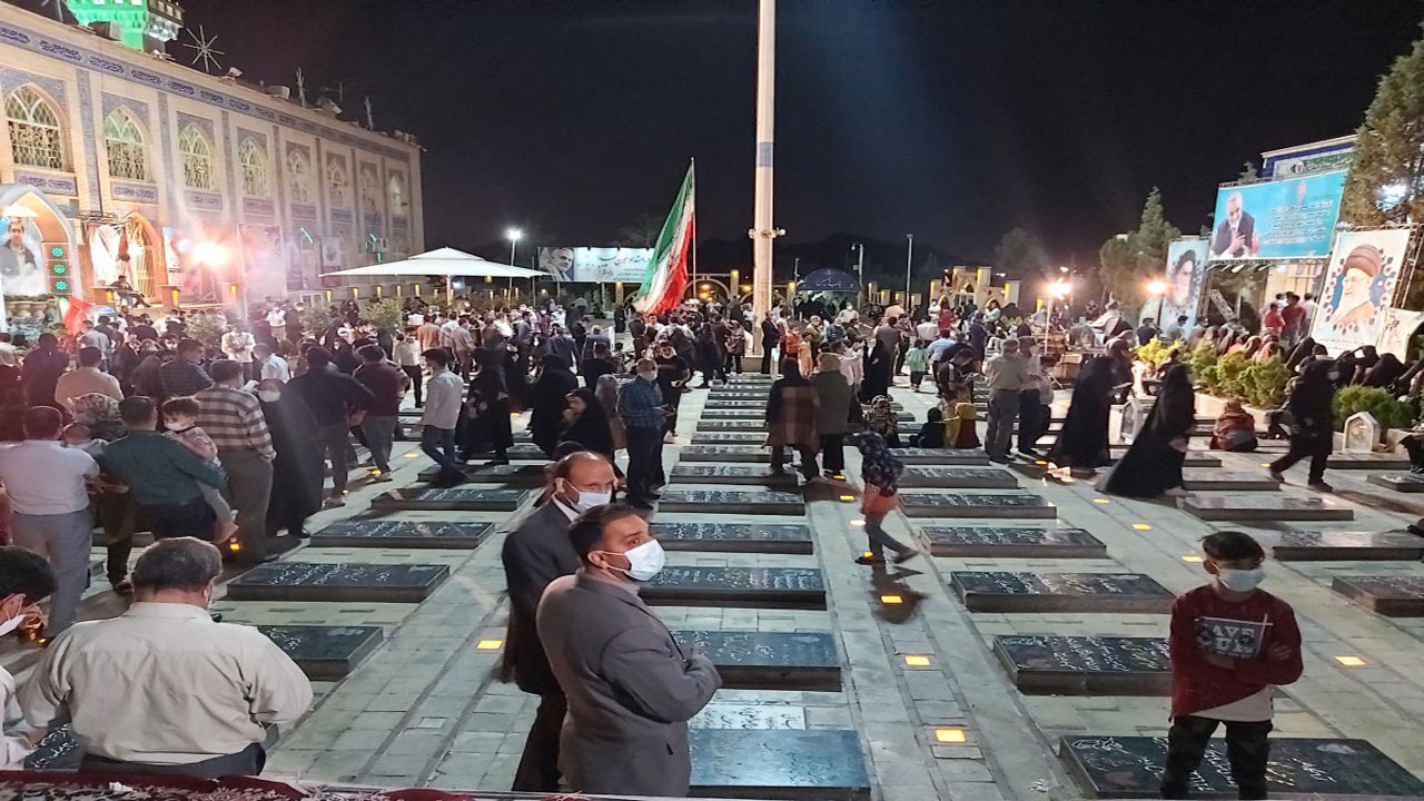 از پیرمرد ۱۱۰ ساله تا مادری با ۴ کودک قد و نیم قد در صف رای از پیرمرد ۱۱۰ ساله تا مادری با ۴ کودک قد و نیم قد در صف رای