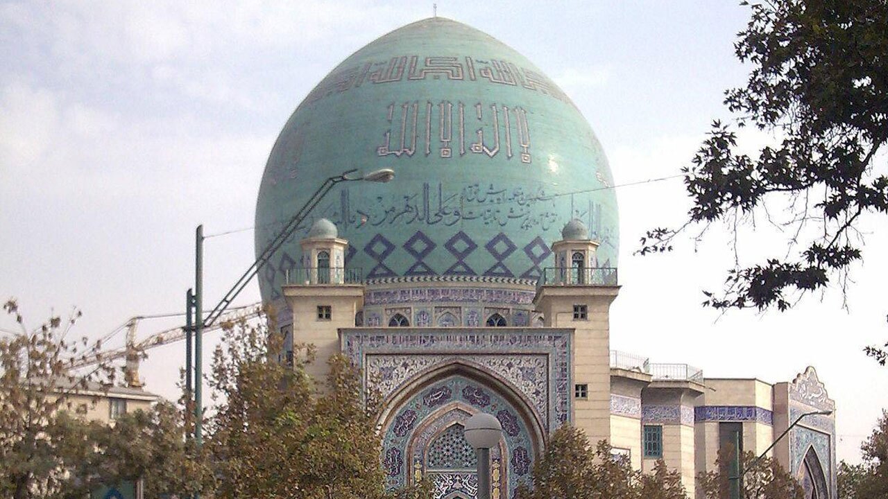 پاسخ جالب یک پیرزن به خبرنگار خارجی درباره دموکراسی آمریکا در حسینیه ارشاد + فیلم