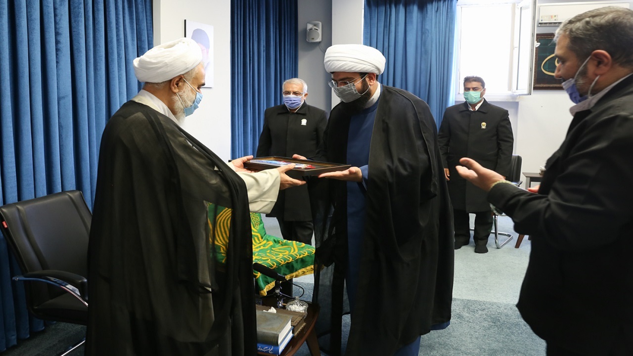 دیدار خادمان آستان قدس رضوی با امام جمعه قزوین