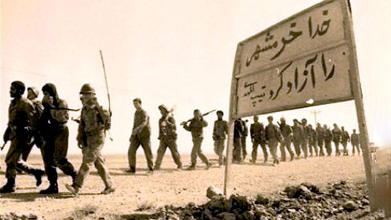 رزمندگان استان بوشهر در کنار مسجد خرمشهر +عکس