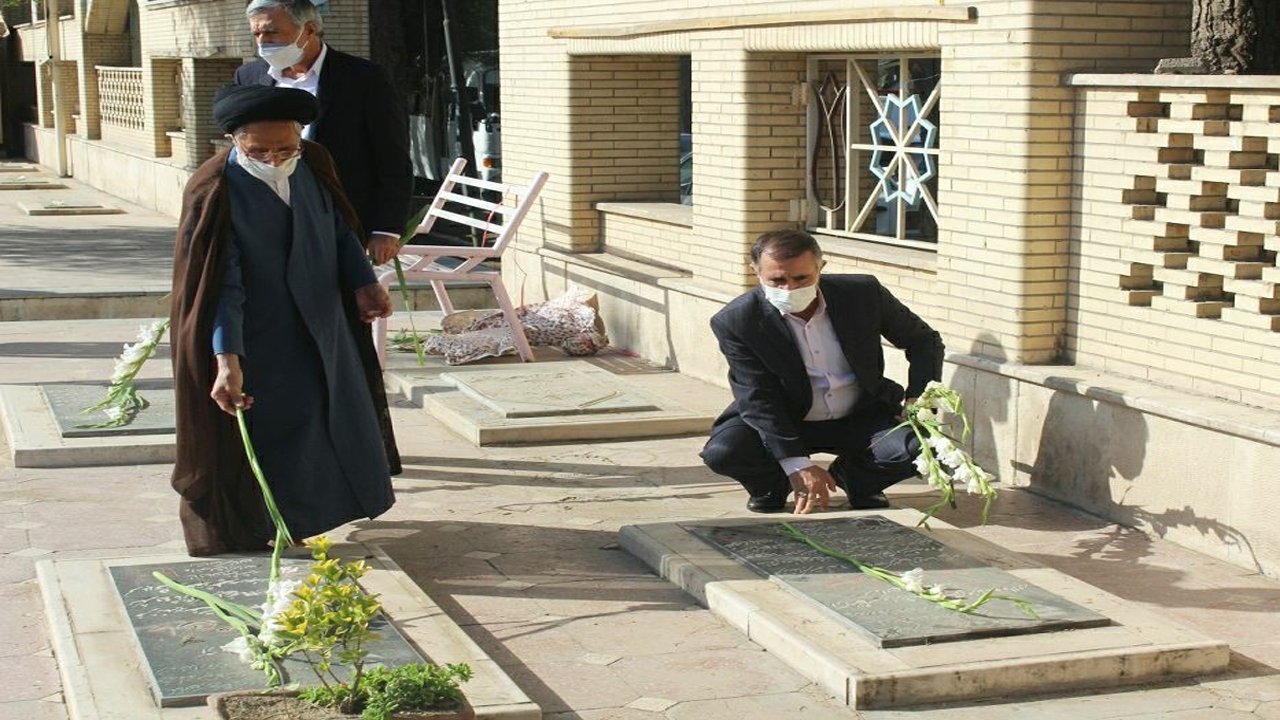 عطرافشانی و غبارروبی گلزار شهدای سیرجان