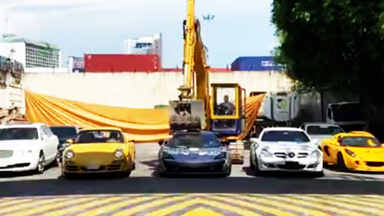 له کردن چند خودروی لوکس در مراسم زنده + فیلم