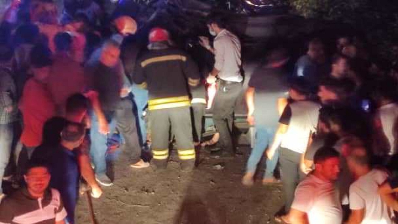 نجات راننده محبوس شده سانحه رانندگی در پیربازار رشت