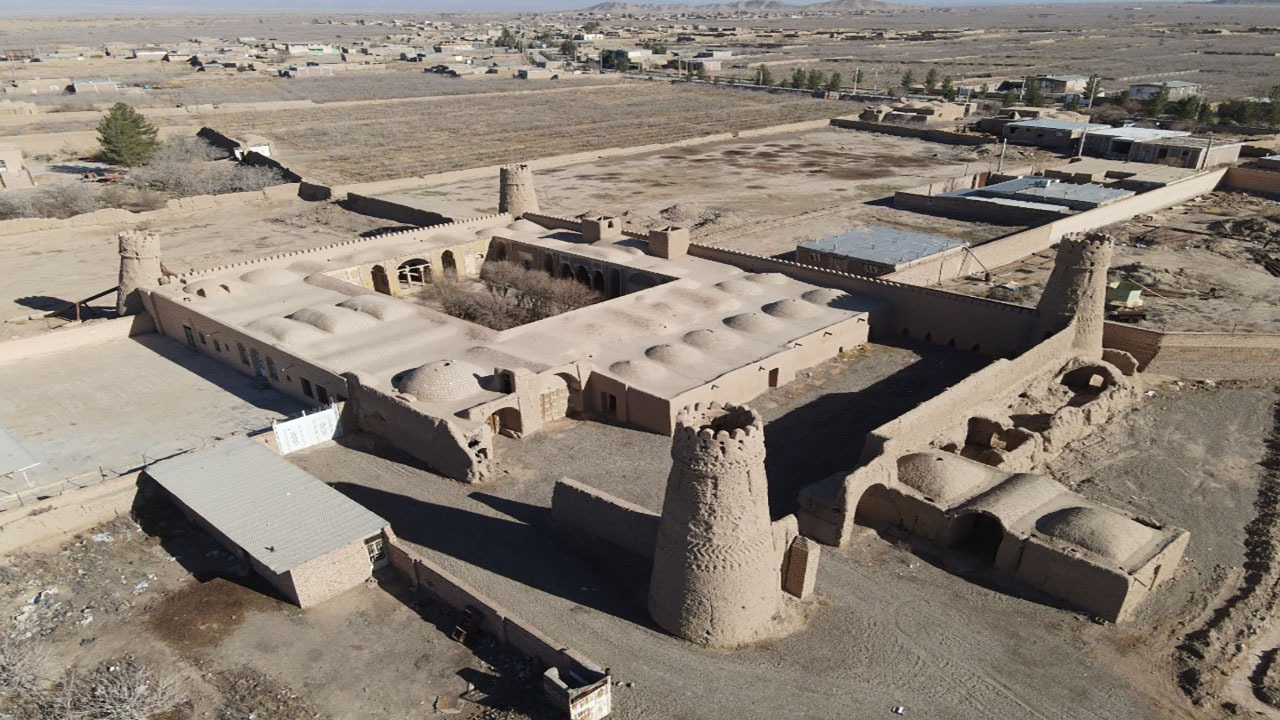 آغاز مرمت بنای تاریخی چهاربرجی در زرند