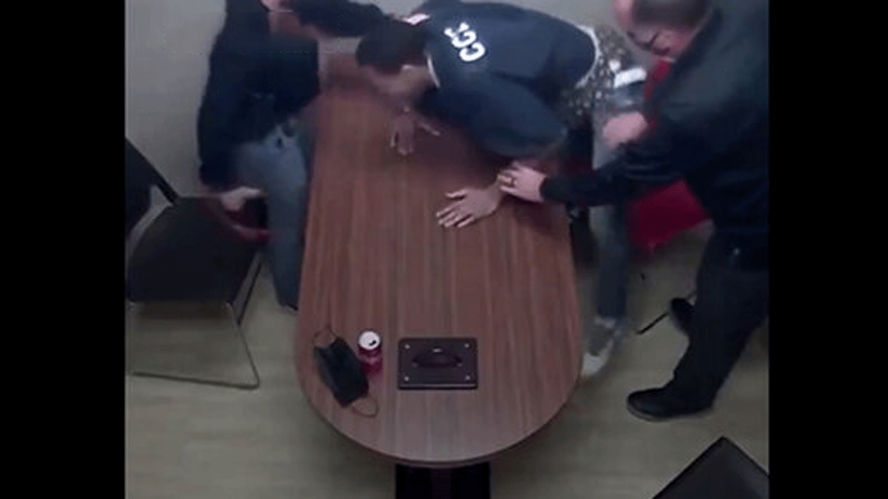 سرقت دیدنی سلاح پلیس، حین بازجویی توسط متهم + فیلم