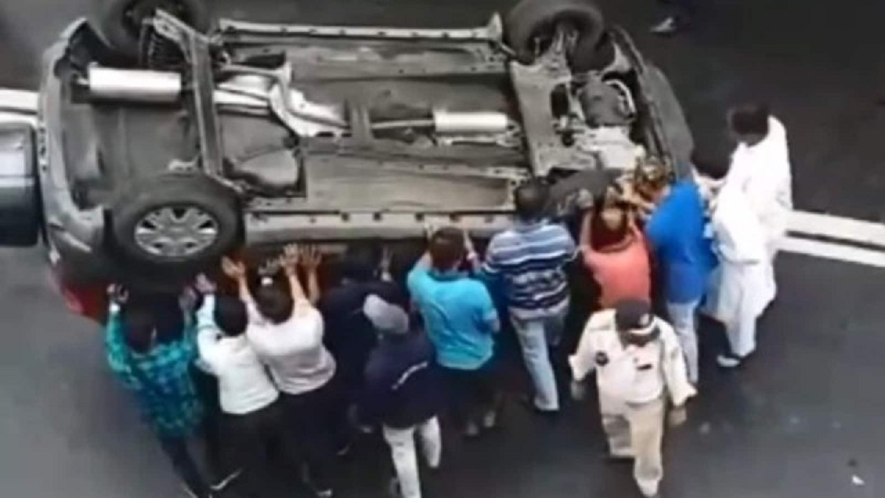 صحنه زیبایی که شهروندان پس از واژگون شدن خودرو خلق کردند