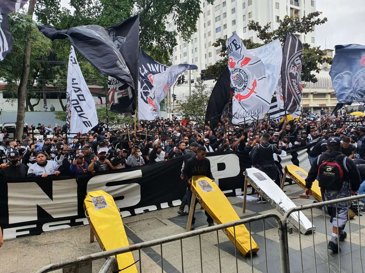 تابوت بازیکنان باشگاه برزیلی توسط هواداران ساخته شد!