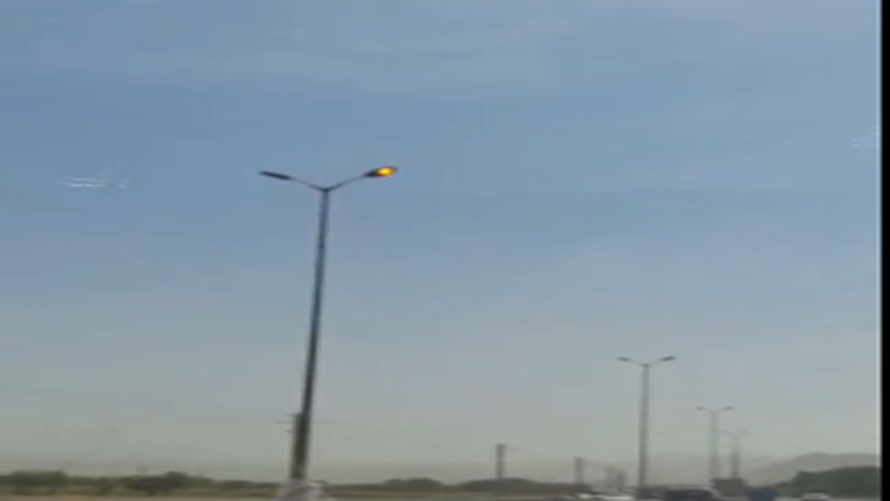 روشنایی شبانه‌روزی چراغ‌های برق اتوبان شهید آوینی در اوج مصرف + فیلم