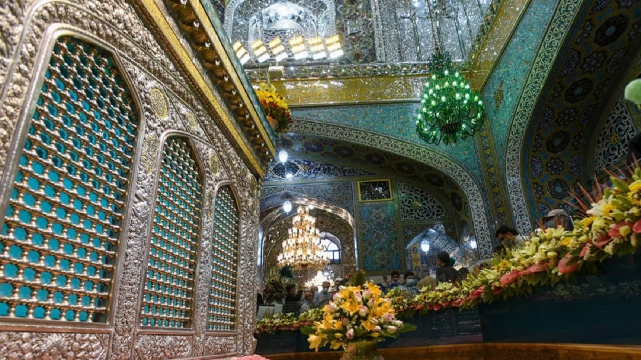 تلاش خادمان حرم مطهر رضوی برای میزبانی باشکوه از زائران +تصاویر