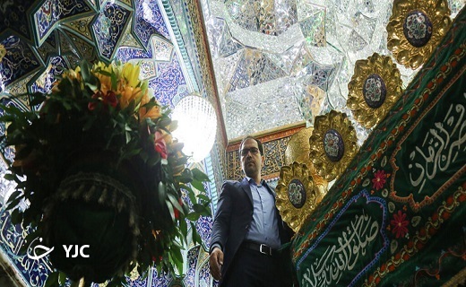 گل&zwnj;آرایی ضریح مطهر بانوی کرامت به مناسبت میلاد امام رضا(ع)