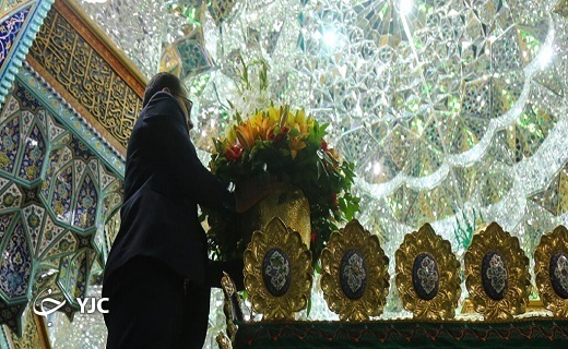 گل&zwnj;آرایی ضریح مطهر بانوی کرامت به مناسبت میلاد امام رضا(ع)