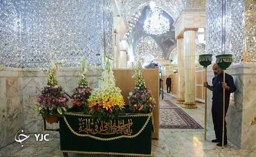 گل&zwnj;آرایی ضریح مطهر بانوی کرامت به مناسبت میلاد امام رضا(ع)+تصاویر
