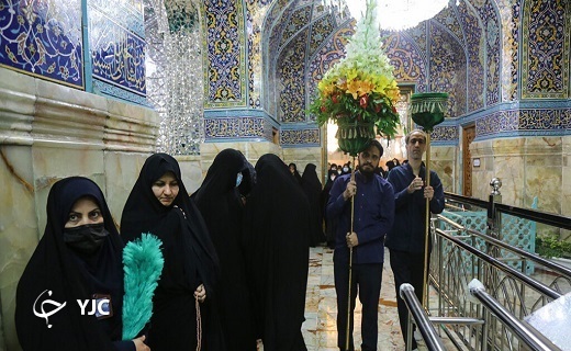گل&zwnj;آرایی ضریح مطهر بانوی کرامت به مناسبت میلاد امام رضا(ع)