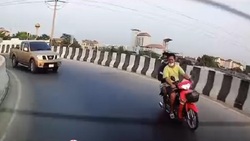 برخورد سه خودرو در بزرگراه، حادثه هولناکی را رقم زد + فیلم