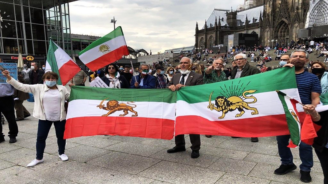پاسخ دندان‌شکن بانوی ایرانی در خارج از کشور به منافقان + فیلم