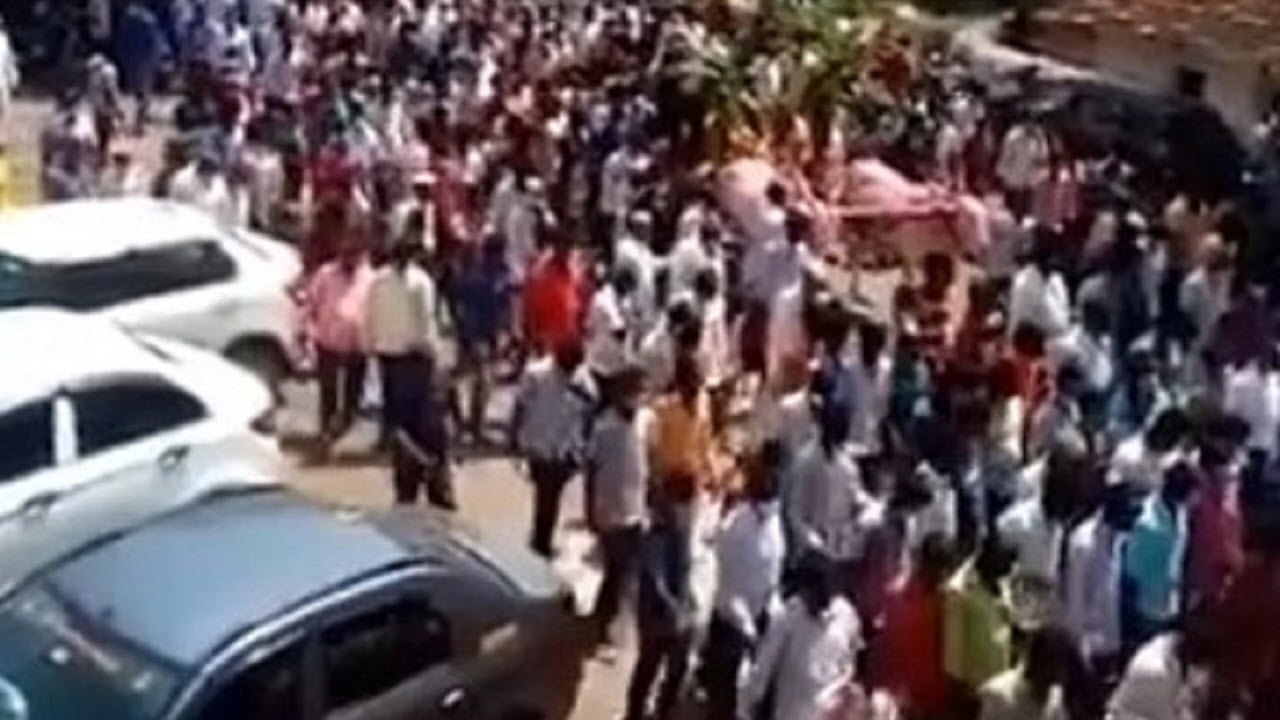 برگزاری مراسم تشییع جسد اسب مقدس در هند!