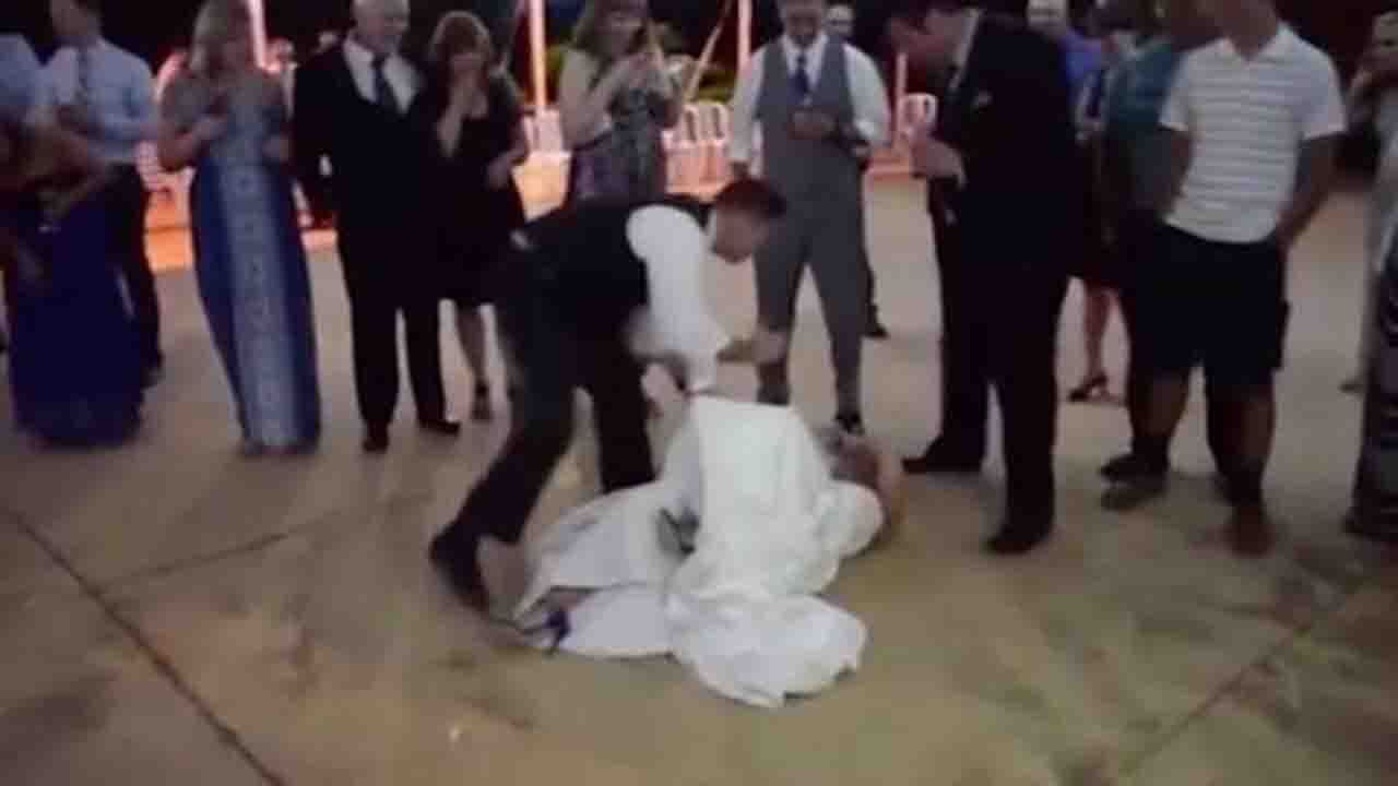 شوخی زشت داماد با عروس در شب عروسی مهمانان را بهت زده کرد! + عکس