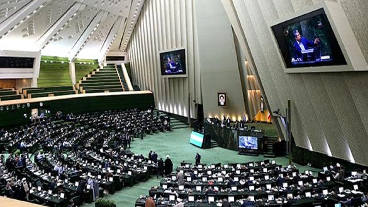 همیشه پای احمدی نژاد در میان است/ حمایت یک نماینده از رئیس جمهور سابق در صحن علنی بلوا به پا کرد