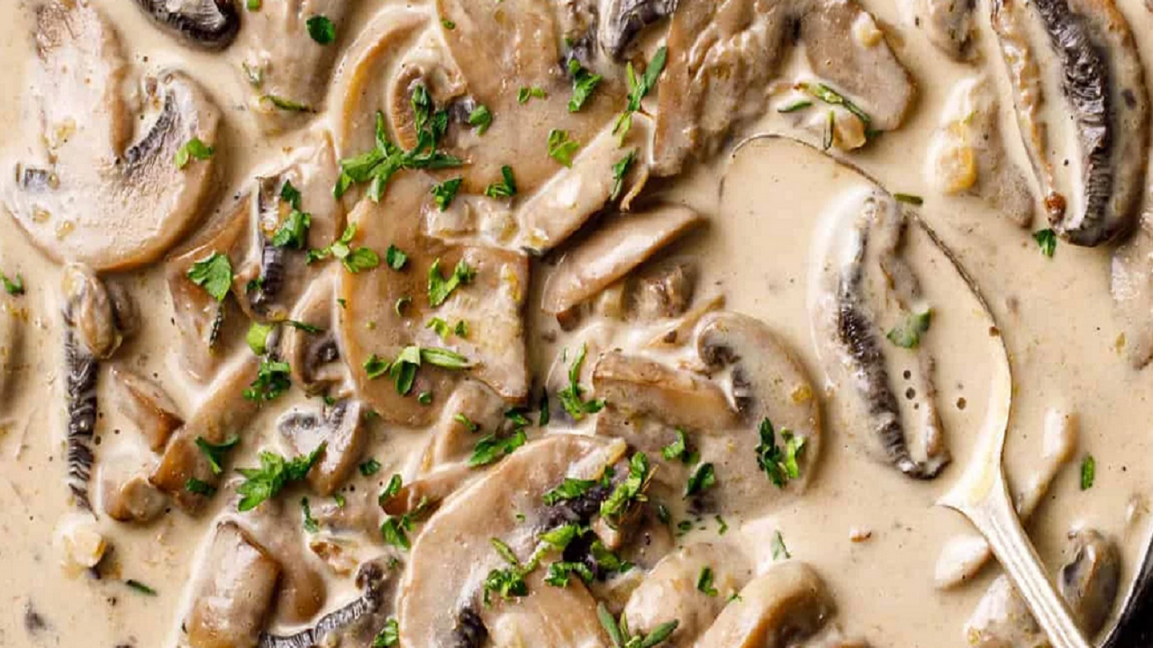 طرز تهیه سس قارچ برای همبرگر و پاستا؛ یک چاشنی خامه‌ای و خوشمزه