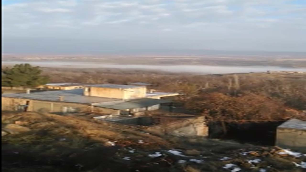 چشم‌اندازی زیبا از آسمان مه‌آلود در روستای بالُقلو + فیلم