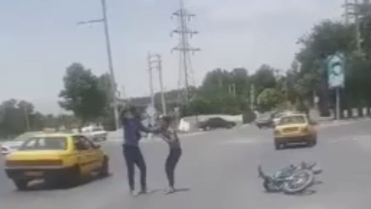 لحظه تیر اندازی ماموران پلیس به یک گروگانگیر شیرازی + فیلم