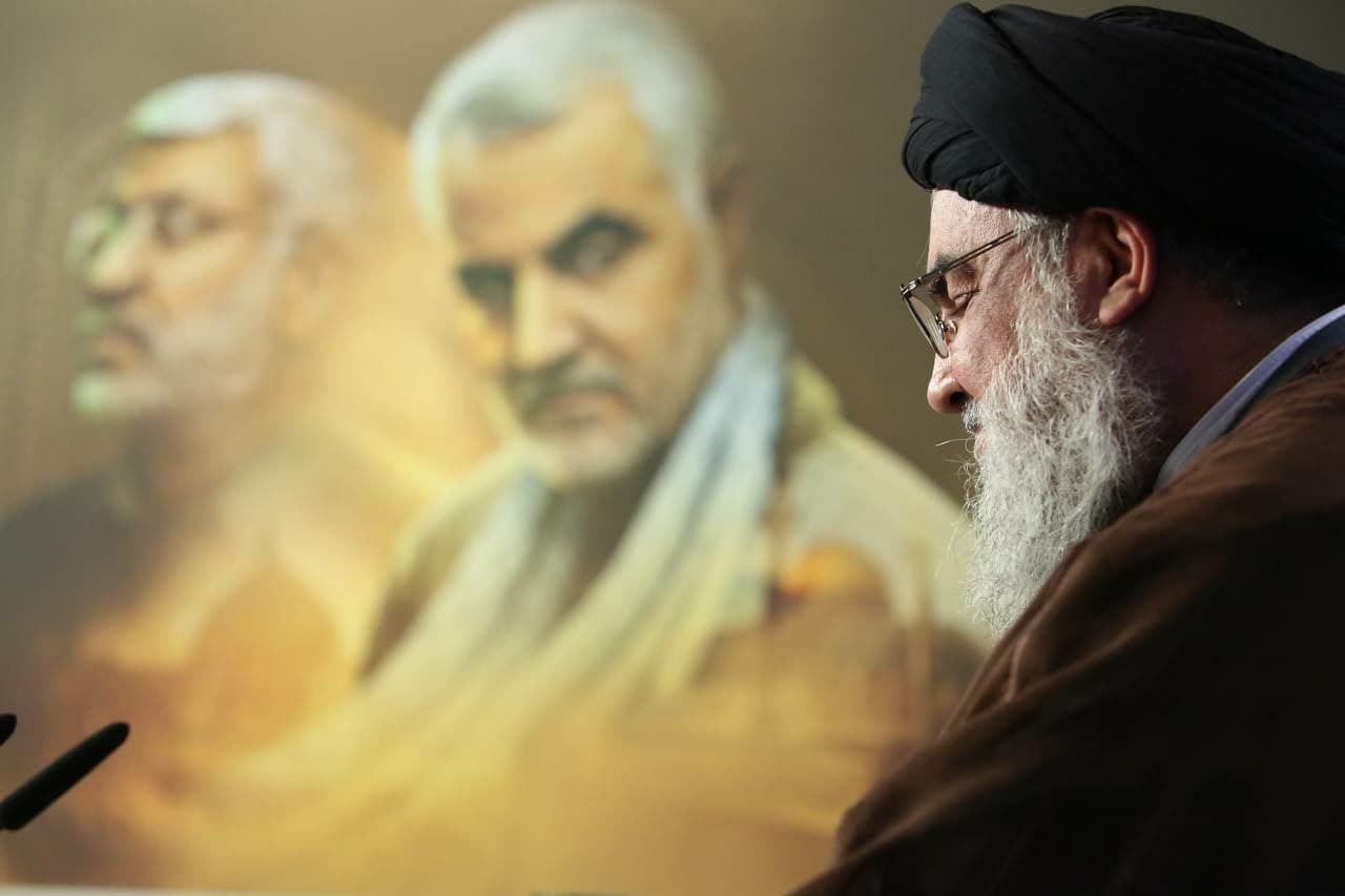 انتشار تصویری دیده نشده از سخنرانی سید حسن نصرالله در کنار سردار سلیمانی