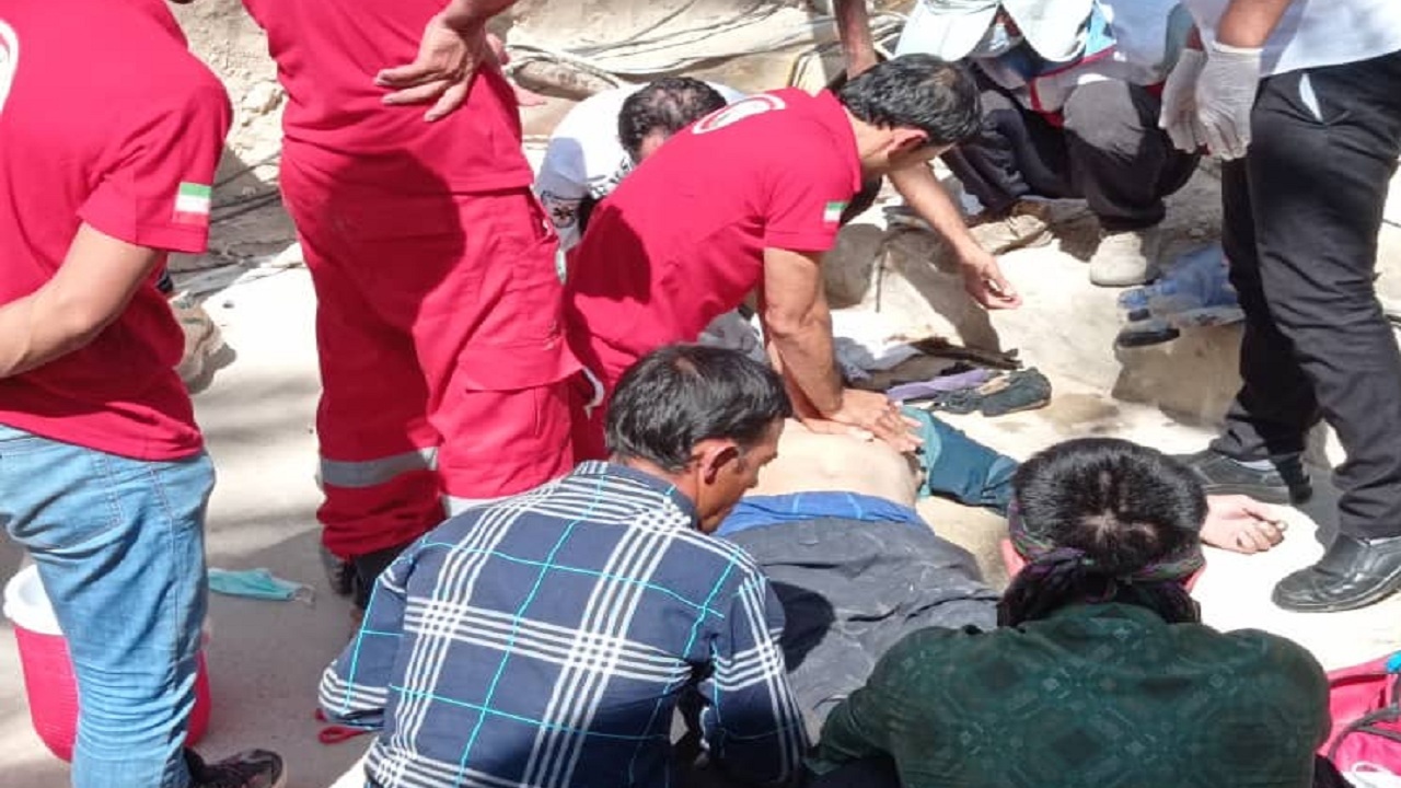 دو کارگر سقوط کرده در چاه از مرگ نجات یافتند