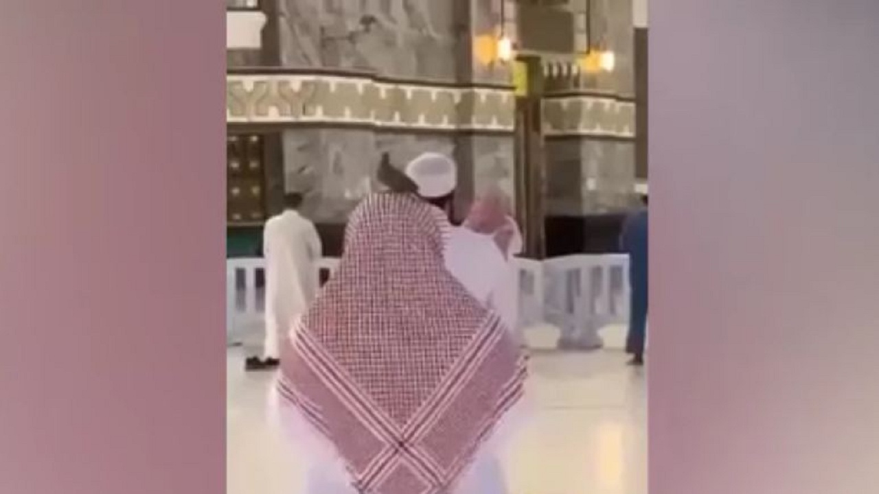 اتفاقی جالب که حین نماز یک شهروند نزدیک کعبه رخ داد