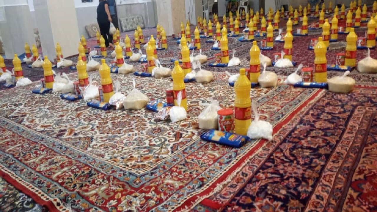 تهیه بسته غذایی برای نیازمندان اندیمشک